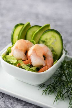 karides salatası ve iğrenç bir arka plan.