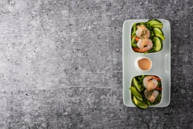 karides salatası ve iğrenç bir arka plan.