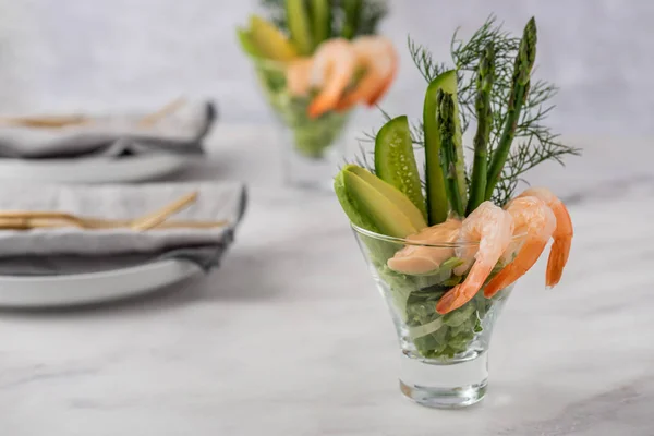 Cocktail Gamberi Con Asparagi Avocado Cetriolo — Foto Stock