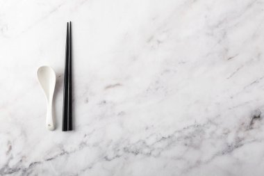 Çubuklar dahil Asya masa ayarları