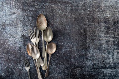 Gümüş kaşık ve çatal bıçaklı kesici.