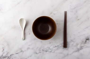 Çubuklar dahil Asya masa ayarları