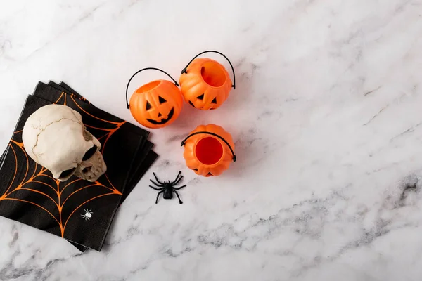 Halloween Kattaus Marmoripöydällä — kuvapankkivalokuva