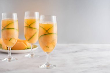 Cantaloupe serinletici bir yaz mocktai