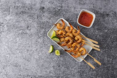 Çubukta limonlu ızgara karides.