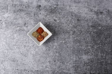 Bir kase baharatlı kişniş tohumu rezene tohumları biber taneleri ve füme kırmızı biber. 