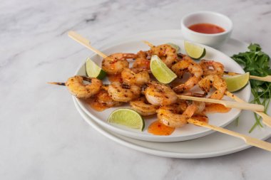 Kızarmış acılı karidesleri şişte kızarttım.