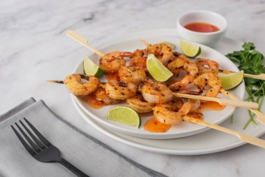 Kızarmış acılı karidesleri şişte kızarttım.