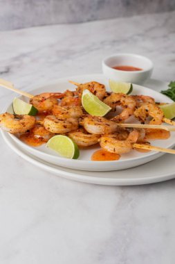 Kızarmış acılı karidesleri şişte kızarttım.