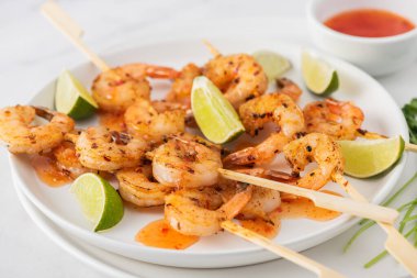 Kızarmış acılı karidesleri şişte kızarttım.