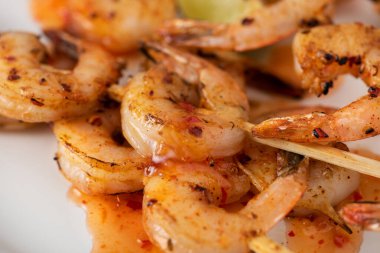 Kızarmış acılı karidesleri şişte kızarttım.