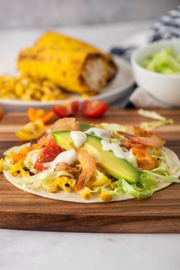 Taze avocad ile karidesli tortilla