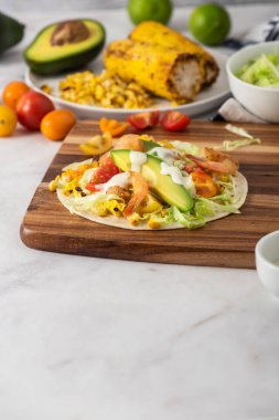 Taze avocad ile karidesli tortilla