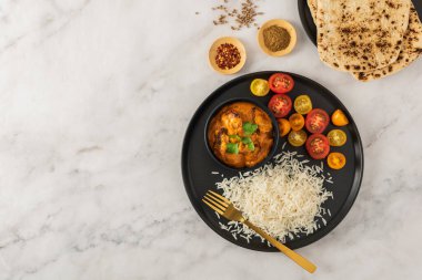 Tavuk Tikka Masala ile Basmati Rice ve naan