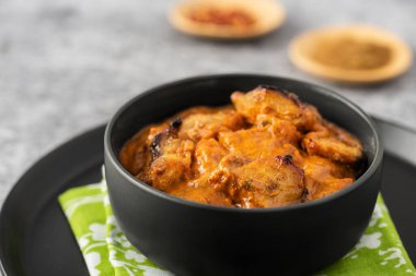 Siyah kasede tavuk Tikka Masala