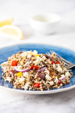 Akdeniz kinoa salatası ve dolgun zeytin peyniri.