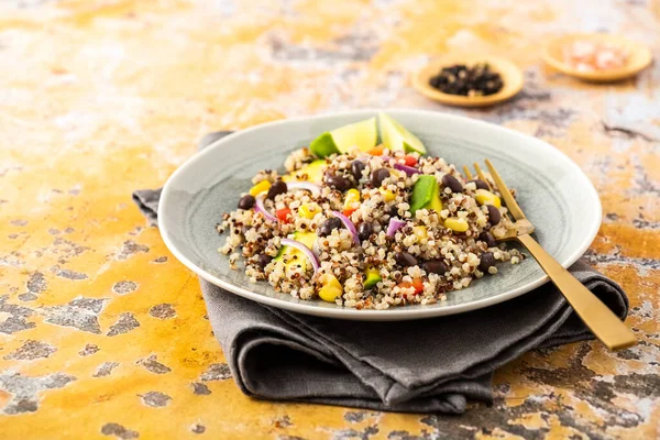 Siyah Fasulyeli Meksika Kinoa Salatası — Stok fotoğraf