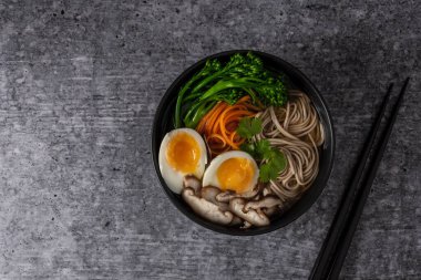 Shiitake mantarlı ve brokolili soba şehriyesi.