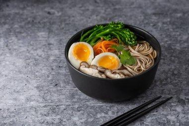 Shiitake mantarlı ve brokolili soba şehriyesi.