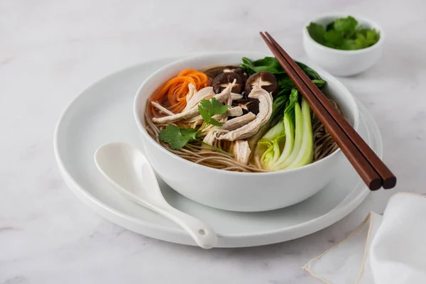 Fideos Soba Con Miso Zanahoria Shiitake Champiñón Bok Choy Imágenes de stock libres de derechos