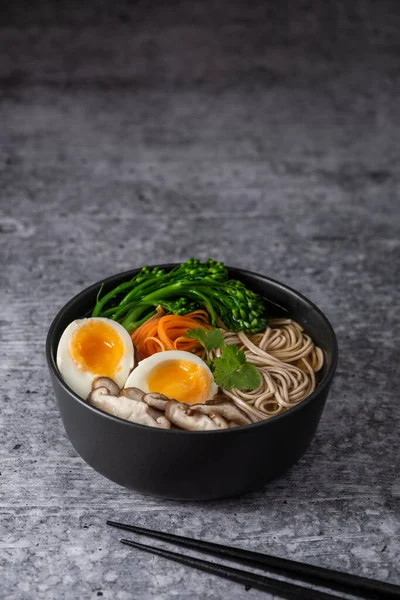 Fideos Soba Con Huevos Shiitake Champiñones Brócoli Imagen de stock