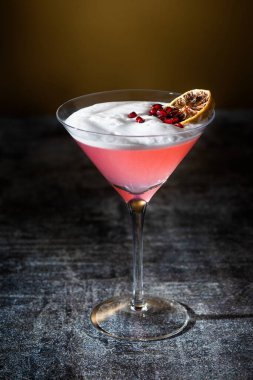 Sek limonlu nar martini. 