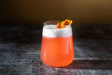 Kadife çiçekli greyfurt kokteyli.