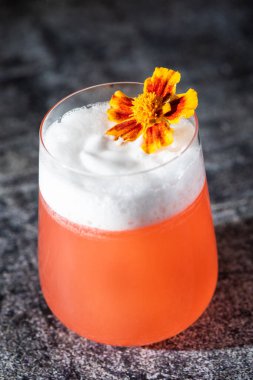 Kadife çiçekli greyfurt kokteyli.