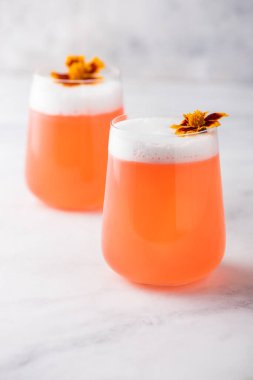 Kadife çiçekli greyfurt kokteyli.