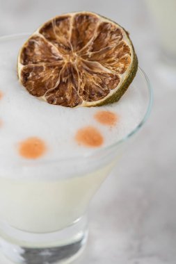Limonlu ve beyaz köpüklü Pisco Sour.