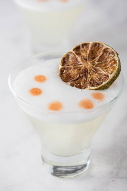 Limonlu ve beyaz köpüklü Pisco Sour.
