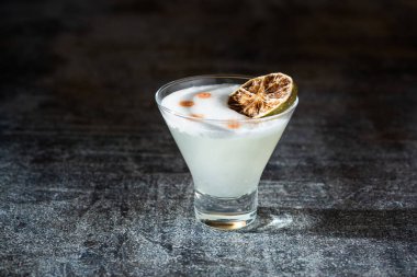 Limonlu ve beyaz köpüklü Pisco Sour.