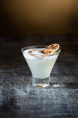 Limonlu ve beyaz köpüklü Pisco Sour.