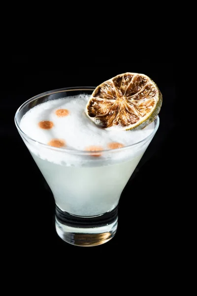 Limonlu Beyaz Köpüklü Pisco Sour — Stok fotoğraf