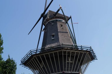 Amsterdam'da mavi gökyüzü arka plan üzerinde siyah yel değirmeni