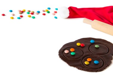 Noel kurabiye hamuru beyaz arka plan üzerinde.