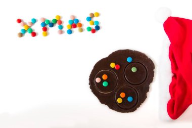 Noel kurabiye hamuru beyaz arka plan üzerinde.