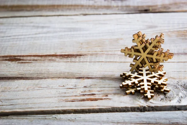 Copos de nieve sobre fondo de madera . —  Fotos de Stock