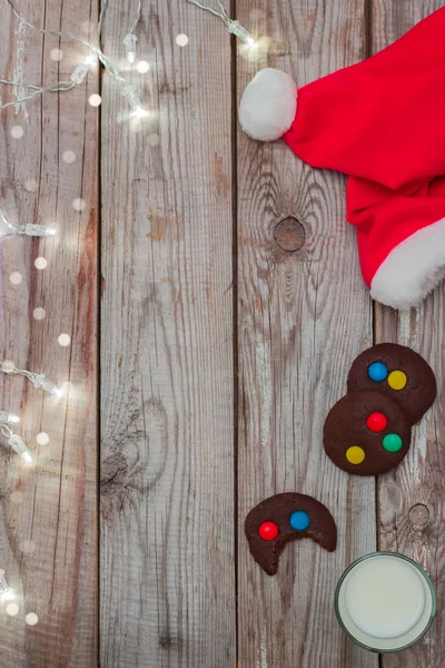 Χριστουγεννιάτικη σύνθεση: τα cookies σε φόντο ξύλινη. — Φωτογραφία Αρχείου