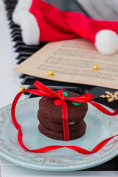 Рождественское печенье на пианино . — стоковое фото
