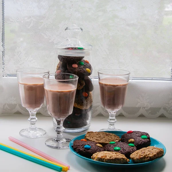 Eine Tasse heiße Schokolade mit Keksen. — Stockfoto