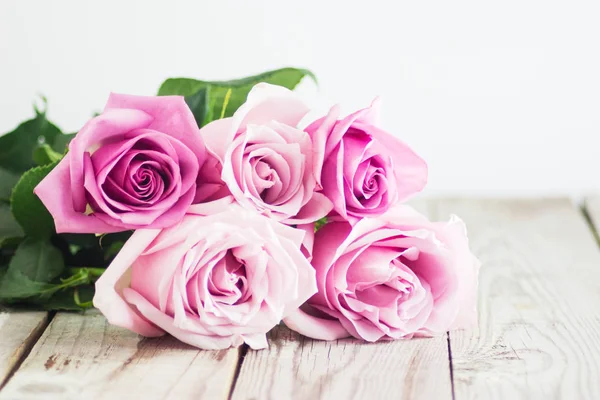 Розовые розы на деревянном фоне — стоковое фото