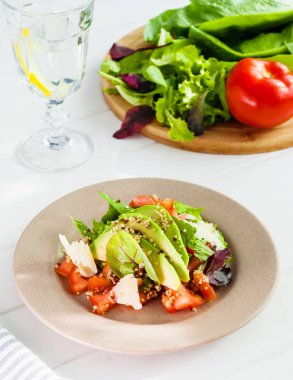 Quinoa salata sebze ve peynir ile.