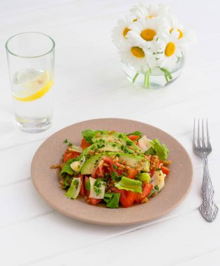 Sağlıklı gıda kavramı: salata sebze ile yazıldığını.