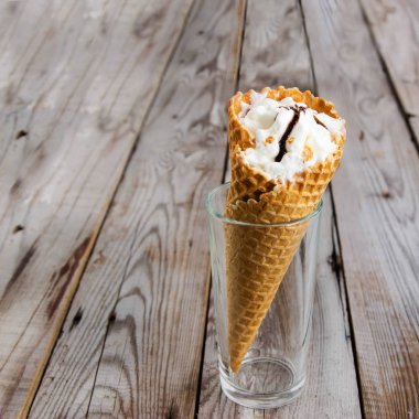 Gri ahşap zemin üzerine dondurma.