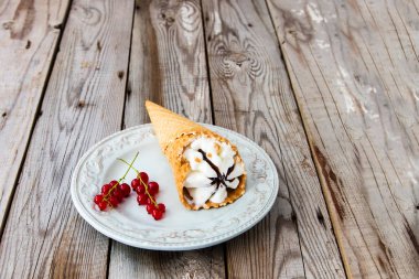 Gri ahşap zemin üzerine dondurma.