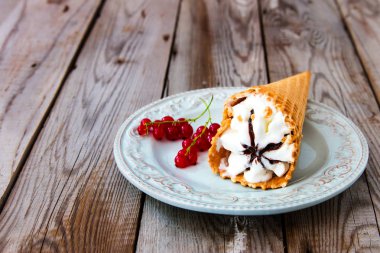 Gri ahşap zemin üzerine dondurma.