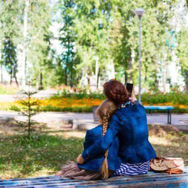 Anne ve kızı bir selfie fotoğraf çekmek.