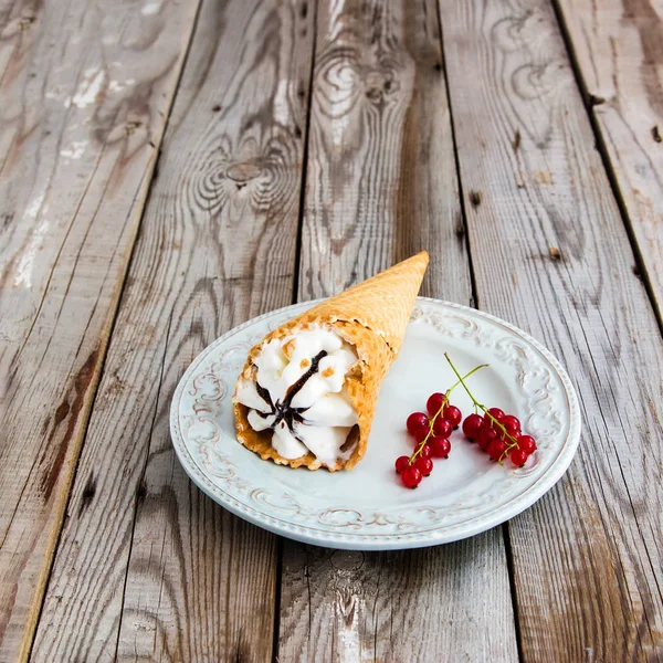 Helado de helado sobre fondo gris de madera . —  Fotos de Stock