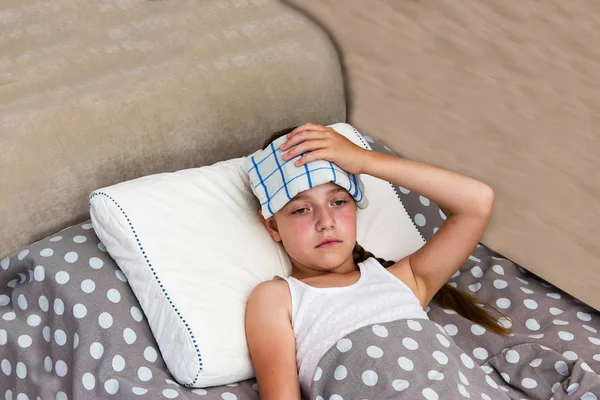 Dívka s úpal, ležící v posteli. — Stock fotografie